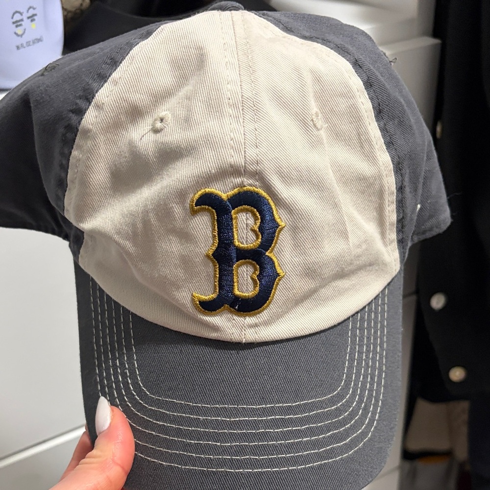 RED SOXTwo-Tone Baseball Cap with Embroidered B